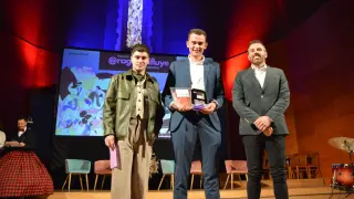 El turolense Mario Sierra, con el premio al mejor creador de contenidos de Aragón 2024 recogido en la gala organizada en Monzón.