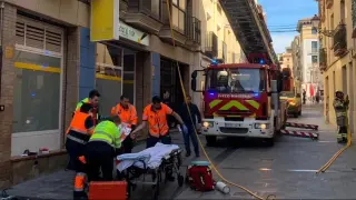 Foto de archivo del momento de la evacuación de la víctima al incendiarse su vivienda en Huesca.