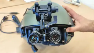 Gafas de visión nocturna utilizadas por la Guardia Civil, que van montadas sobre el casco del piloto.