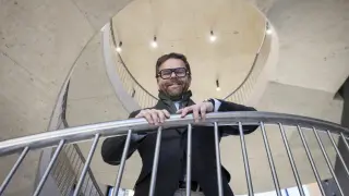 Jaime Magén, arquitecto, en la escalera de la renovada Facultad de Filosofía y Letras.