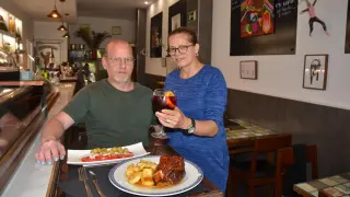 Juan Ginés y Dina Defança con la recetas de codillo y zurracapote.