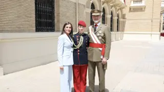 La reina Letizia, la princesa Leonor, y el rey Felipe VI, en la Academia General Militar.