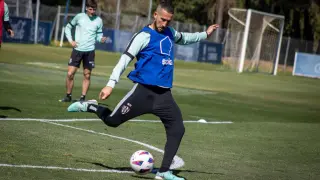 Óscar Sielva, durante un entrenamiento en la Base Aragonesa de Fútbol.