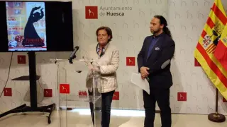 Teruca Moreno y Luis Escudero con el cartel de la 24ª edición de la Primavera Flamenca de Huesca.