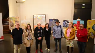 En imagen, los siete artistas que han donado obras pictóricas a Cruz Roja Huesca en su Día Mundial.