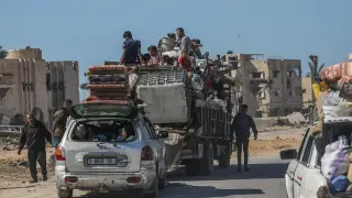 Palestinos se desplazan con sus pertenencias tras una orden de evacuación emitida por el ejército israelí, en Rafah, al sur de la Franja de Gaza