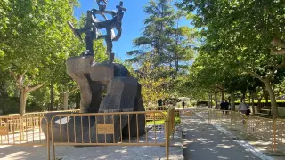 La escultura, junto a una de las entradas del parque, está rodeada de vallas por seguridad.
