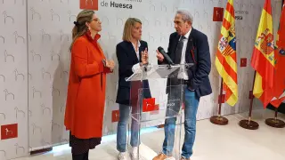 Susana Lacostena, Nuria Mur y Salvador Cored, en la presentación de la campaña de Bonos Impulsa Huesca para 2024.