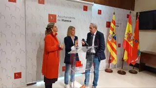 Susana Lacostena, Nuria Mur y Salvador Cored, en la presentación de la campaña de Bonos Impulsa Huesca para 2024.
