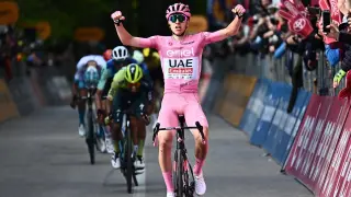 El ciclista esloveno Tadej Pogacar (UAE Team Emirates) entra victorioso en la octava etapa del Giro