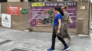 Godzilla, protagonista del cartel del pequeño comercio de la calle de la Manifestación