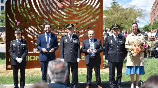 Inauguración del monumento con forma de huella dactilar para conmemorar el bicentenario de la Policía Nacional en Huesca.