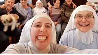 Selfi de las religiosas clarisas del Monasterio de Belorado en Instagram