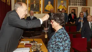 El presidente de la Real Academia de Medicina, Luis Miguel Tobajas, impone a Brigitte Gicguel la insignia de Académica de Honor de la institución