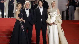 Cannes (France), 17/05/2024.- Uma Thurman, Richard Gere, Alejandra Gere, Homer James Jigme Gere attend the premiere of 'Oh, Canada' during the 77th annual Cannes Film Festival, in Cannes, France, 17 May 2024. The movie is presented in competition of the festival which runs from 14 to 25 May 2024. (Cine, Francia) EFE/EPA/GUILLAUME HORCAJUELO