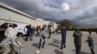 Todos a una en el lanzamiento del globo con los experimentos en el proyecto de ciencia ciudadana Servet, cuya décima edición tuvo lugar en Calamocha.