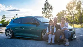 Víctor y Noemí, amantes del ‘tuning’, con su hijo Carlos, ante el Volkswagen Scirocco