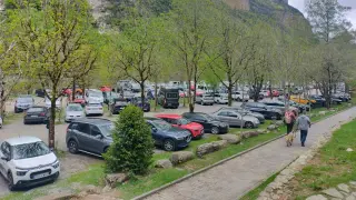 Una imagen de este sábado del parquin de la Pradera, lleno de coches.