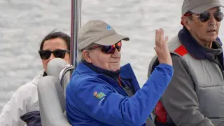 Don Juan Carlos y Pedro Campos navegan en Sanxenxo.