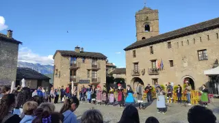 Celebración de la Pascua Granada en la plaza Mayor de Aínsa este lunes.