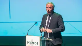 El presidente de Aragón, Jorge Azcón, interviene durante primera edición de los premios Cepyme Aragón que se han entregado este lunes en el Teatro de las Esquinas de Zaragoza.