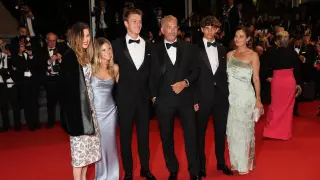Cannes (France), 19/05/2024.- US director Kevin Costner (C-R) poses with his children Cayden Wyatt Costner (C-L), Lily Costner (L), Grace Avery Costner (2-L), Hayes Costner (2-R) and Annie Costner at the premiere of 'Horizon: An American Saga' during the 77th annual Cannes Film Festival, in Cannes, France, 19 May 2024. The movie is presented out of competition at the festival which runs from 14 to 25 May 2024. (Cine, Francia) EFE/EPA/ANDRE PAIN
