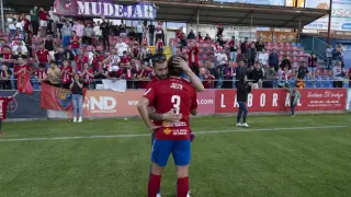 Un aficionado consuela a Julen, futbolista del CD Teruel, tras consumarse el descenso.