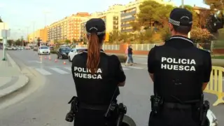 Dos agentes de la Policía Local de Huesca, durante una afección al tráfico rodado.