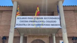 Pancarta reivindicativa colgada en la fachada del Ayuntamiento de Pinseque