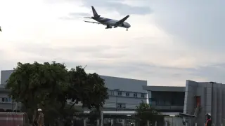 Un avión sobrevuela el aeropuerto tailandés en el que aterrizó de emergencia el vuelo Londres-Singapur tras sufrir las turbulencias