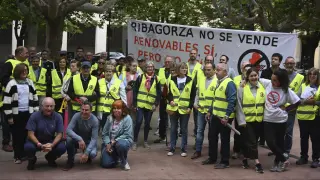 Concentración de la plataforma 'Ribagorza no se vende', frente a la sede del Gobierno de Aragón en Huesca.