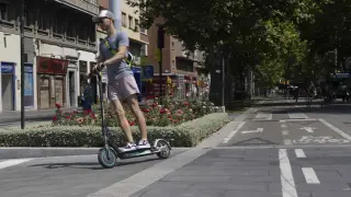 Usuarios de patinete eléctrico en el carril bici de la plaza de San Francisco de Zaragoza. gsc1