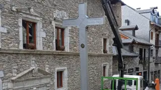 Traslado de la cruz del Aneto al Palacio de los Condes de Ribagorza, en Benasque.