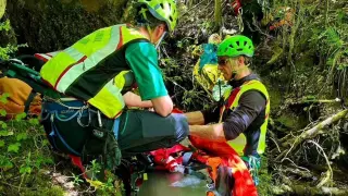 Rescate del hombre accidentado cerca de las cascadas de La Larri, uno de los cuatro accidentes ocurridos hoy.