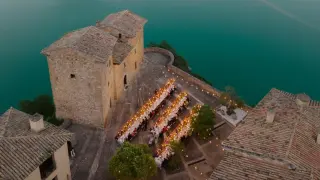 Una imagen aérea de una ceremonia en el pueblo de Ligüerre.