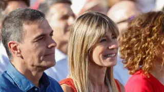 Pedro Sánchez reaparece junto a su mujer Begoña Gómez tras conocerse su imputación durante un acto electoral de los socialistas en Benalmádena (Málaga).