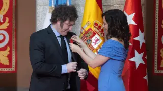 La presidenta de la Comunidad de Madrid, Isabel Díaz Ayuso, condecora al presidente de la República Argentina, Javier Milei