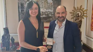 Fernando Torres regaló una moneda conmemorativa del Ayuntamiento de Barbastro a Lorena Orduna.