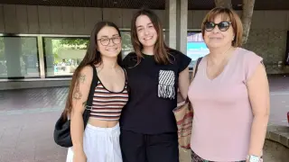 Marta y Sandra Atué con su tía Ana Lázaro, de rebajas en Zaragoza.