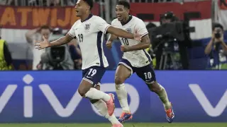 Ollie Watkins de Inglaterra celebra después de anotar el segundo gol de su equipo contra Holanda durante una semifinal de la Eurocopa