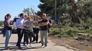 La alcaldesa de Gurrea, Ana Irigoyen, muestra los daños de la tormenta al presidente de la Diputación, Isaac Claver, y la presidenta de la Comarca Hoya de Huesca, Mónica Soler.