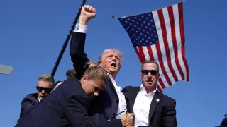 Rodeado de agentes del servicio secreto, Donald Trump alza el puño tras ser objeto de un ataque durante un mitin en Pensilvania