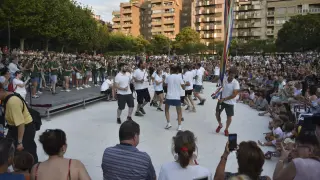 Miles de oscenses arroparon a los Danzantes de Huesca en su último examen antes de las fiestas.