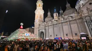 El público toma la plaza del Pilar tras la Ofrenda de Flores