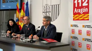De izquierda a derecha Simona Dragan, Miguel Ángel Clavero y Jorge Crespo en la presentación de la Memoria del 112 Aragón de 2024 y la presentación de las actividades que este domingo se van a celebrar en Calatayud.