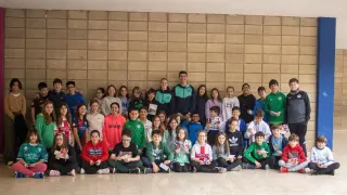 Paz Sánchez y Miguel Loureiro, junto a los alumnos del colegio Santa Rosa.
