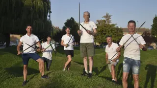 De izquierda a derecha, Jorge Bajá (que lleva 35 años danzando), Javier Claver (14 años), Cristina Esperanza (3 años), José Luis Ramos (53 años), Manuel Borruel (45 años) y Jesús Gracia (28 años).