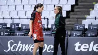 Helena Pueyo charla con Laura Piera, que esta tarde será una de las más temibles rivales.