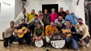 La chirigota de Cartaya (Huelva) que este sábado desembarca en Zaragoza, con El Paleta (vestido con sudadera amarilla).