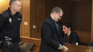 Sergio Domingo abandona la Audiencia de Huesca abatido por el veredicto de asesinato contra él por el crimen de Boltaña.